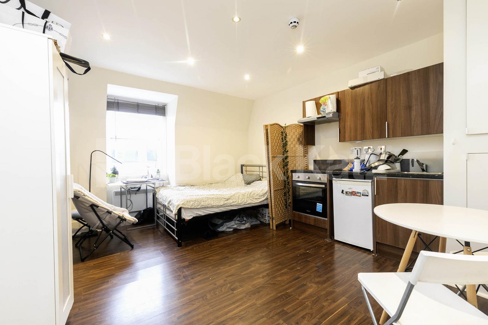 This large, bright studio apartment is perfectly situated on Sutherland avenue and the building is on the corner of Warwick Avenue, offering the ideal combination of comfort, style, and convenience in the heart of Maida Vale Sutherland Avenue, London, W9,  London