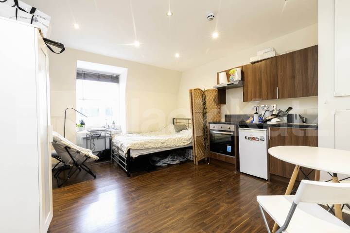 This large, bright studio apartment is perfectly situated on Sutherland avenue and the building is on the corner of Warwick Avenue, offering the ideal combination of comfort, style, and convenience in the heart of Maida Vale Sutherland Avenue, London, W9,  London