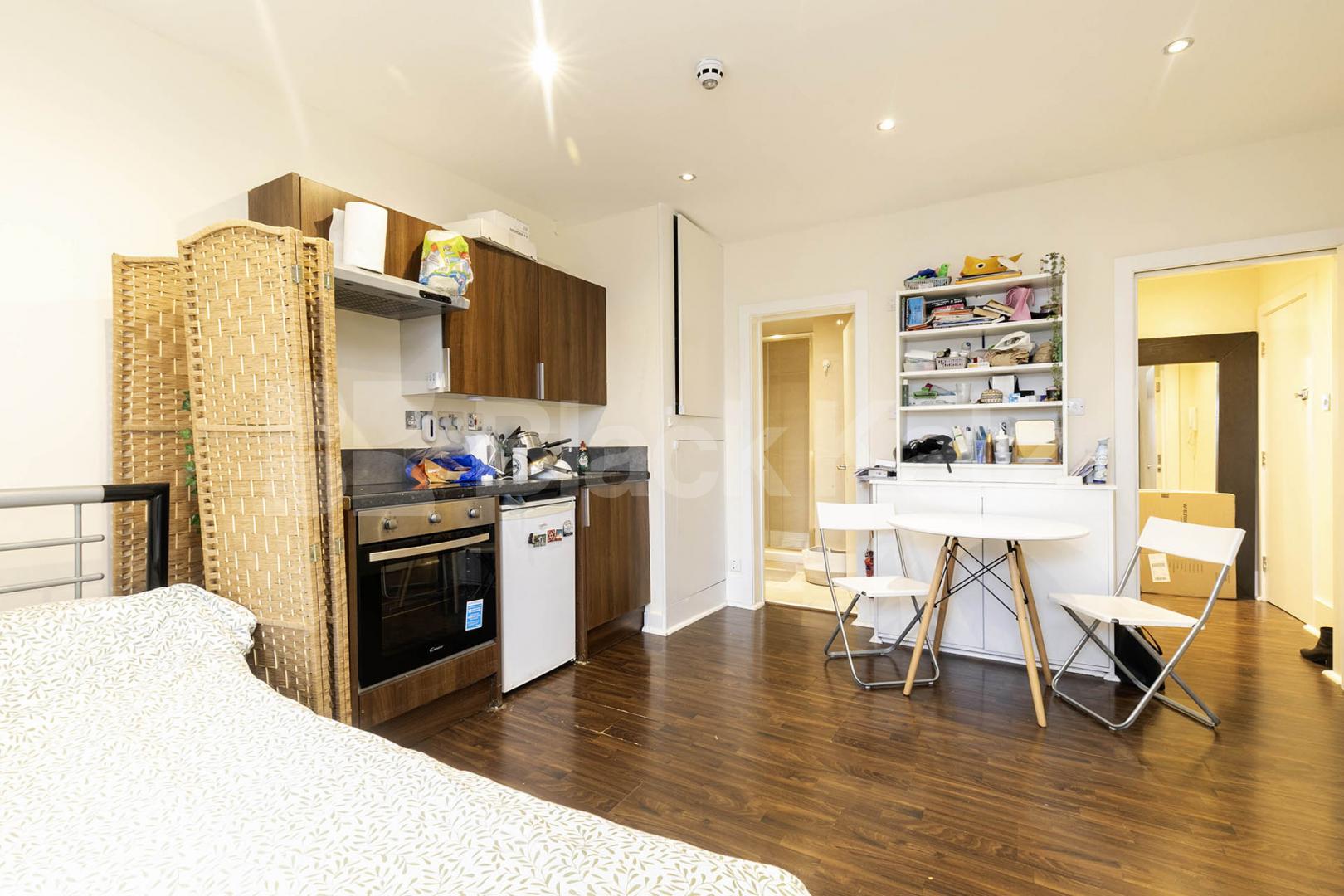 This large, bright studio apartment is perfectly situated on Sutherland avenue and the building is on the corner of Warwick Avenue, offering the ideal combination of comfort, style, and convenience in the heart of Maida Vale Sutherland Avenue, London, W9,  London