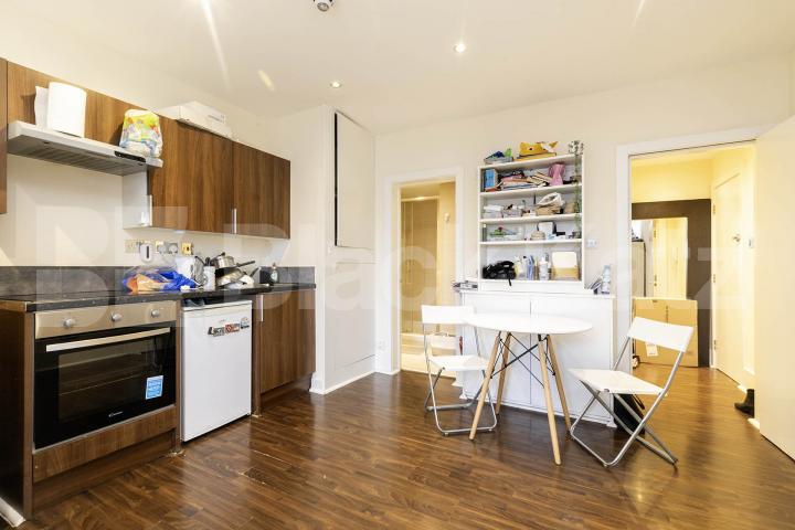 This large, bright studio apartment is perfectly situated on Sutherland avenue and the building is on the corner of Warwick Avenue, offering the ideal combination of comfort, style, and convenience in the heart of Maida Vale Sutherland Avenue, London, W9,  London