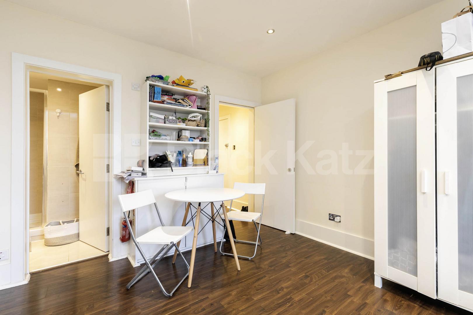 This large, bright studio apartment is perfectly situated on Sutherland avenue and the building is on the corner of Warwick Avenue, offering the ideal combination of comfort, style, and convenience in the heart of Maida Vale Sutherland Avenue, London, W9,  London