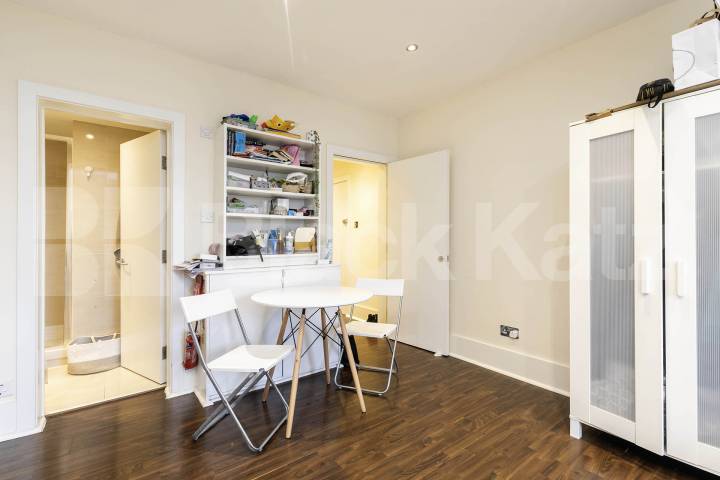 This large, bright studio apartment is perfectly situated on Sutherland avenue and the building is on the corner of Warwick Avenue, offering the ideal combination of comfort, style, and convenience in the heart of Maida Vale Sutherland Avenue, London, W9,  London