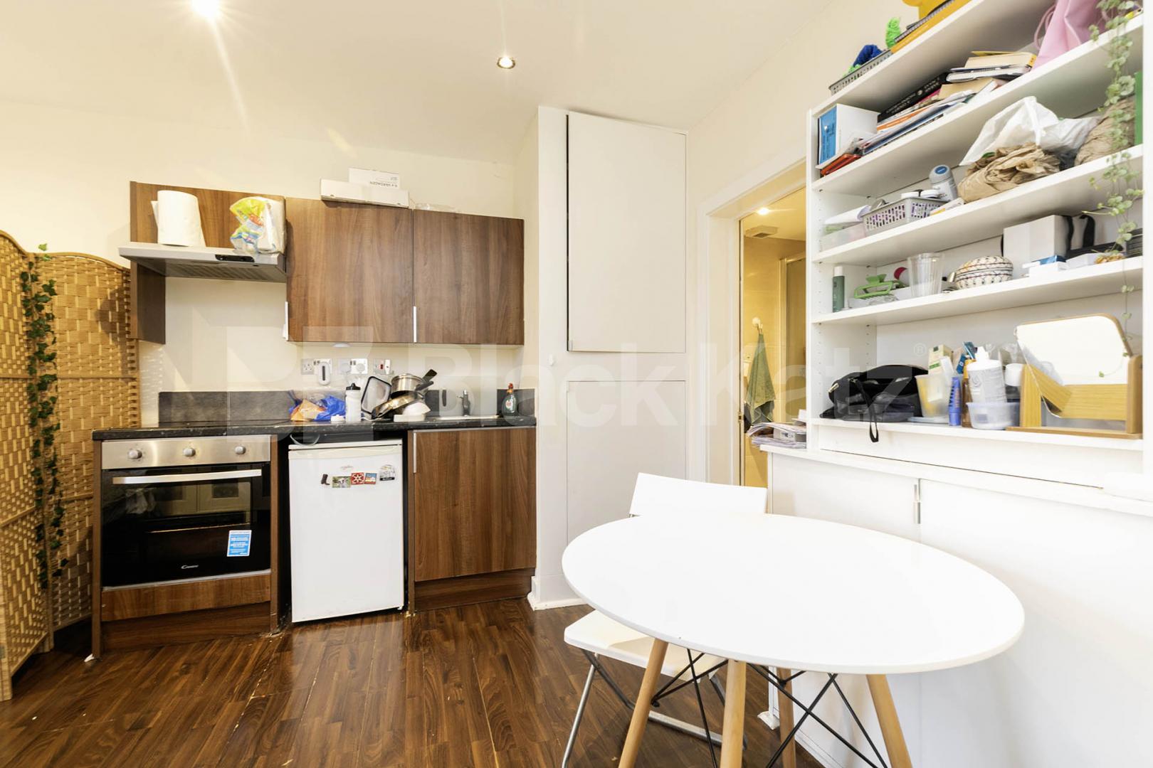This large, bright studio apartment is perfectly situated on Sutherland avenue and the building is on the corner of Warwick Avenue, offering the ideal combination of comfort, style, and convenience in the heart of Maida Vale Sutherland Avenue, London, W9,  London