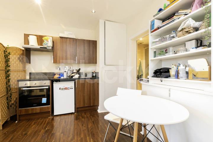 This large, bright studio apartment is perfectly situated on Sutherland avenue and the building is on the corner of Warwick Avenue, offering the ideal combination of comfort, style, and convenience in the heart of Maida Vale Sutherland Avenue, London, W9,  London