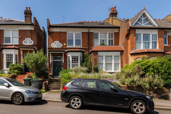 Located on the top floor of a period conversion close to Muswell broadway  Dukes Avenue, Muswell Hill 