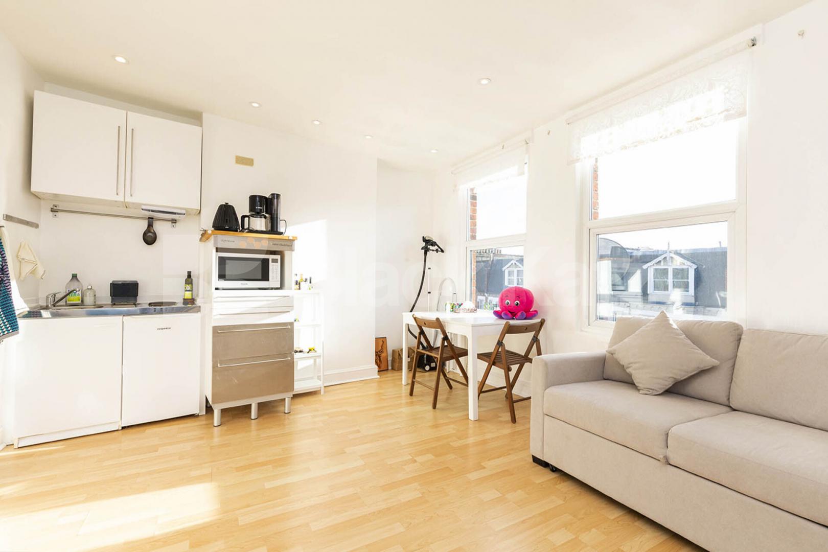 1 bed property located within walking distance to Turnpike Lane Station