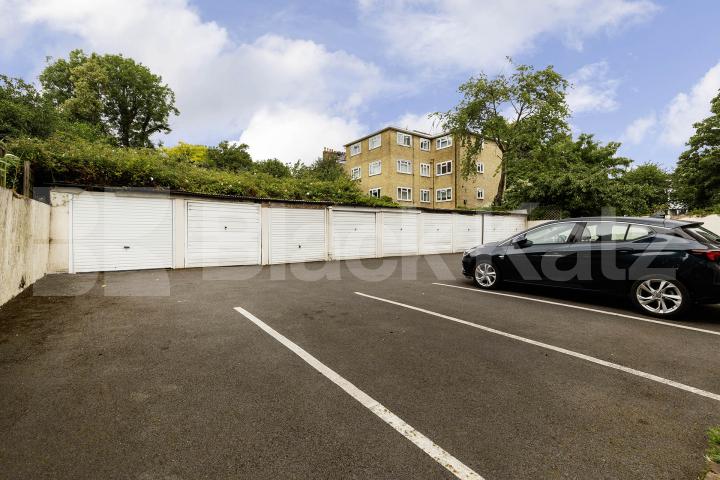Spacious 1 Bed Flat N7 | Parking, Quiet Aspect & High Ceilings Camden Road, Camden Borders 