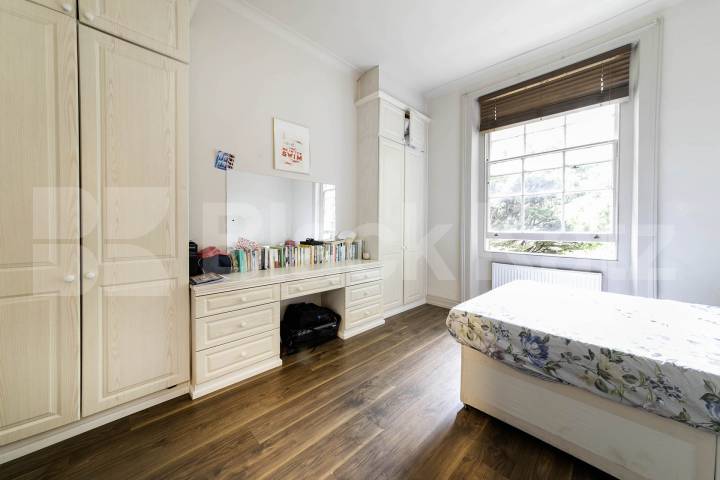 A well-presented, fully furnished one-bedroom apartment situated on the popular Belsize Road, NW6.The property comprises a bright and spacious reception room, a separate fully fitted kitchen, a generously sized double bedroom featuring large built-in Belsize Road, London, NW6,  London