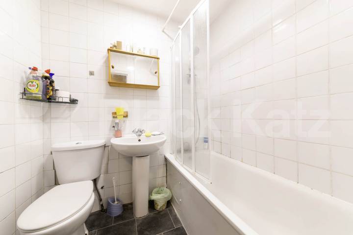 A well-presented, fully furnished one-bedroom apartment situated on the popular Belsize Road, NW6.The property comprises a bright and spacious reception room, a separate fully fitted kitchen, a generously sized double bedroom featuring large built-in Belsize Road, London, NW6,  London