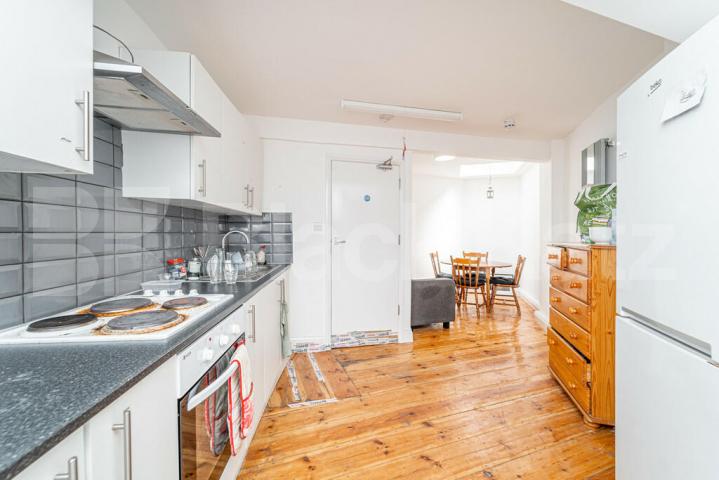 5 bedroom house with lounge and 2 bathrooms Kings Cross Road, Kings Cross 