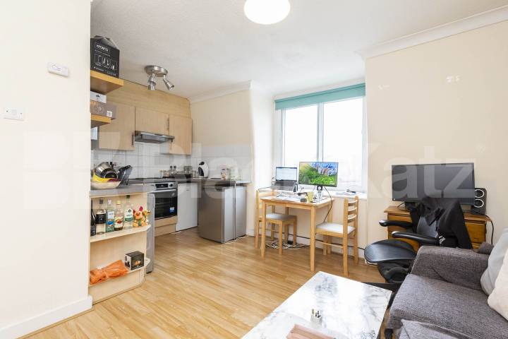 Recently refurbished spacious one bed minutes to Tube. Finchley Road, Finchley Road / Swiss Cottage 