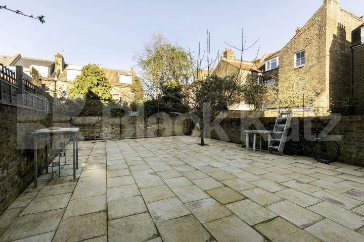 COUNCIL TAX, GAS and WATER INCLUDED Black Katz are pleased to offer for rent this newly refurbished studio flat on the ground floor of a period conversion in the Kilburn / Queens Park area Callcott Road, Kilburn, NW6 (council tax, gas and water inlcuded),  London