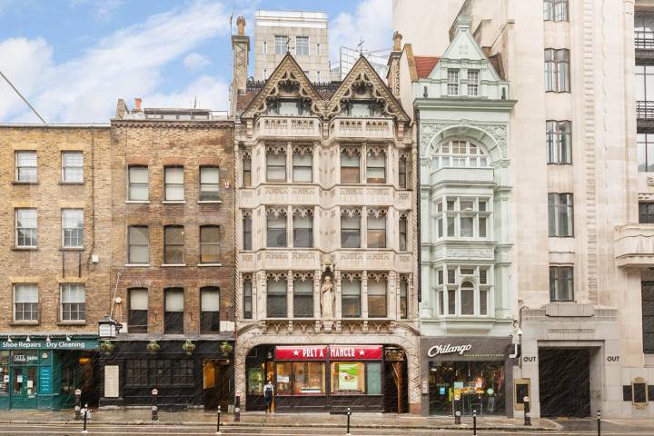 City Location 2 bedroom within an art deco building in Zone 1 Fleet Street, St Pauls / Blackfriars