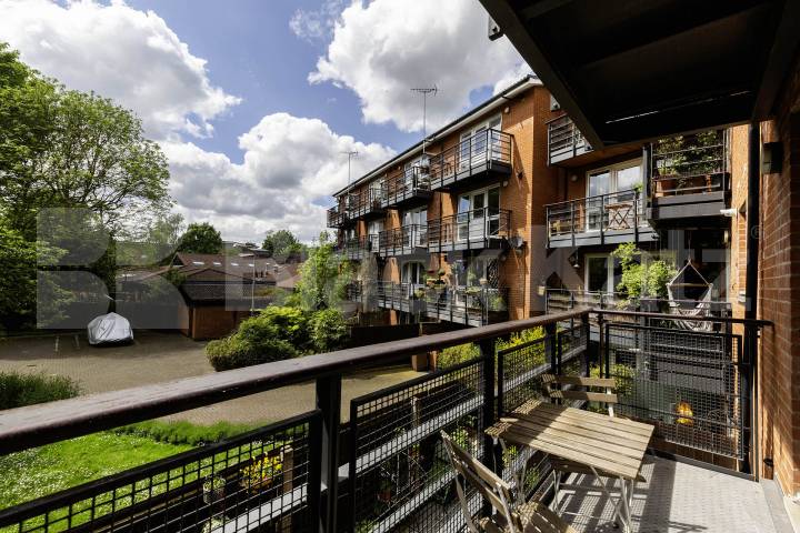 Bright 2-bedroom flat on Ramsey Walk N1 — balcony, wood floors & modern bathro Ramsey Walk, Islington / Canonbury 