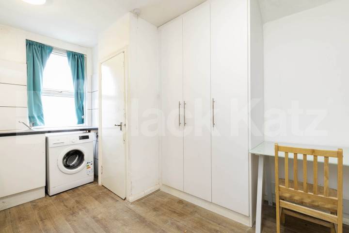 Inclusive of Council Tax, Gas, and Water, this well-presented modern studio apartment is located on the ground floor of a charming Victorian conversion Ash Grove, London, Nw2 (Council tax, gas and water),  London