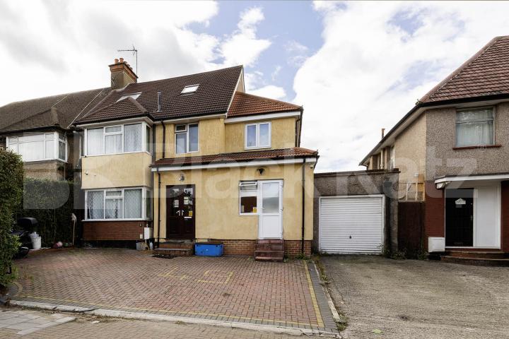 We are pleased to present this modern studio apartment in the heart of Cricklewood that benefits from its own entrance Hendon Way, London, NW2 (Inclusive of Wifi, water and hot water),  London