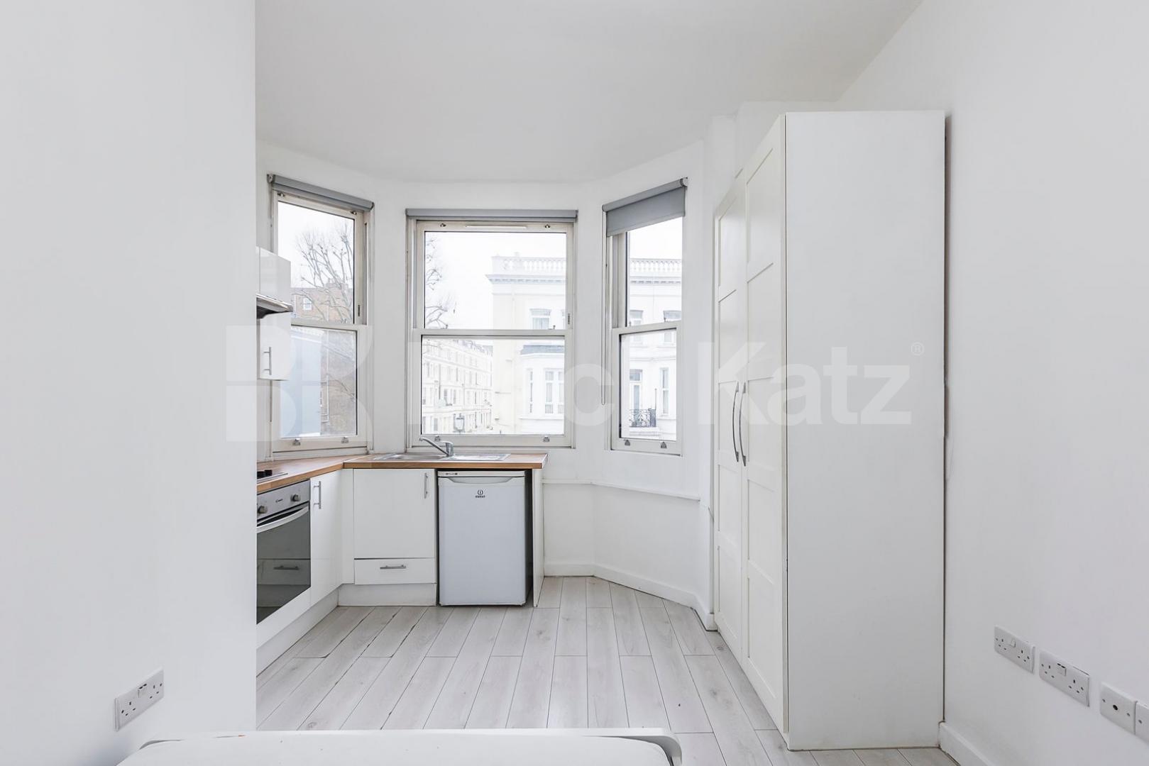 A well-presented and versatile property located on the highly sought-after Warwick Road in the heart of Earls Court Warwick road, Earls court, SW5 (Council tax, electric and water included),  Flat 216 49-51 Warwick Road