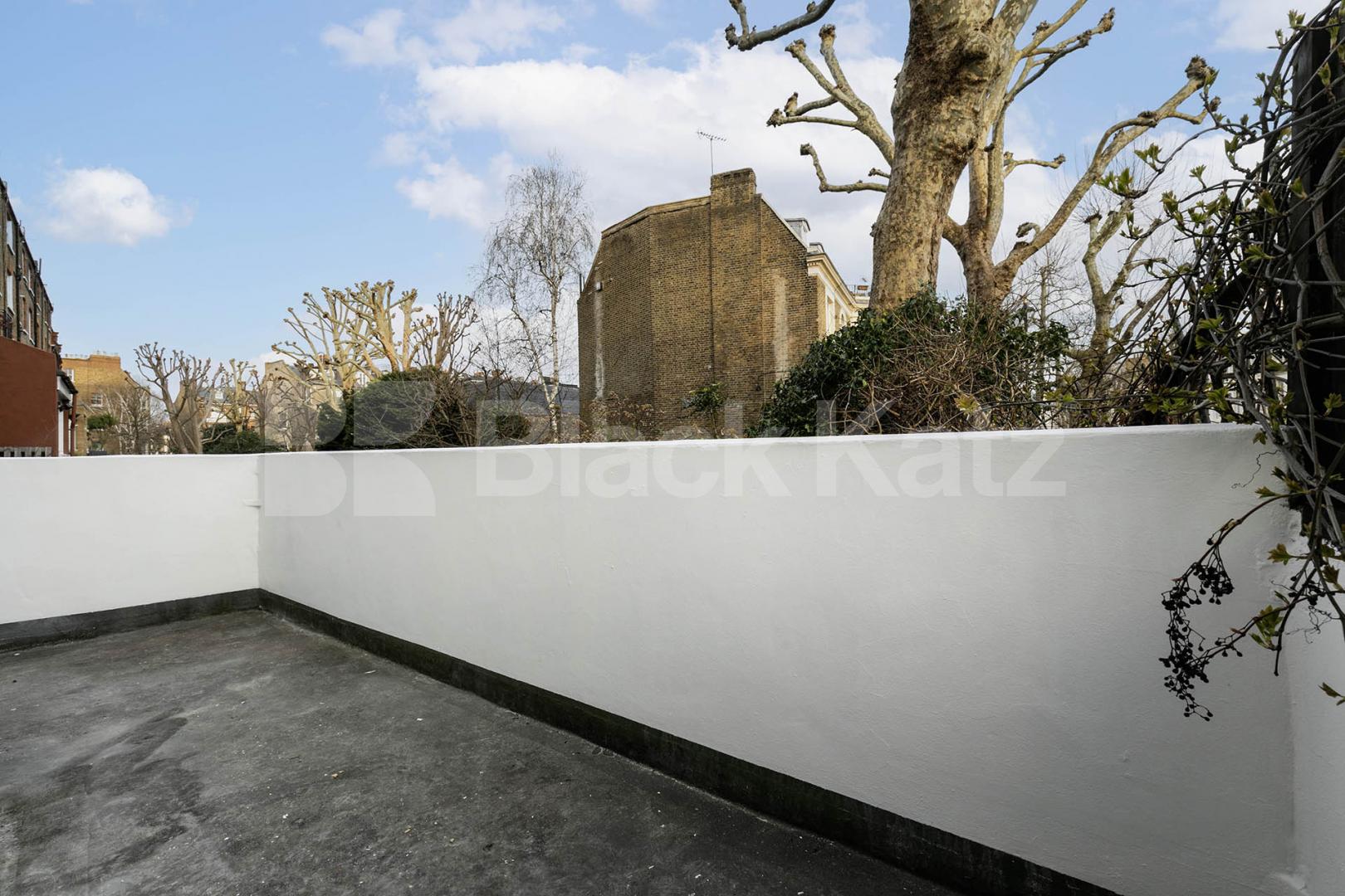 This spacious large studio is fully self-contained and comes furnished, making it move-in ready for your convenience Sutherland Avenue, London, W9,  London