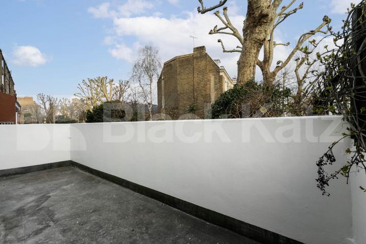 This spacious large studio is fully self-contained and comes furnished, making it move-in ready for your convenience Sutherland Avenue, London, W9,  London