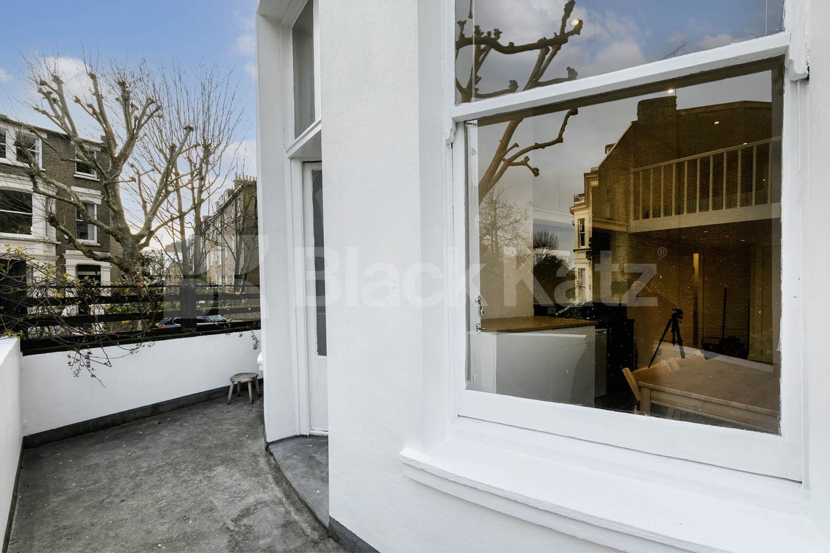 This spacious large studio is fully self-contained and comes furnished, making it move-in ready for your convenience Sutherland Avenue, London, W9,  London