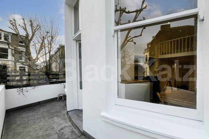 This spacious large studio is fully self-contained and comes furnished, making it move-in ready for your convenience Sutherland Avenue, London, W9,  London
