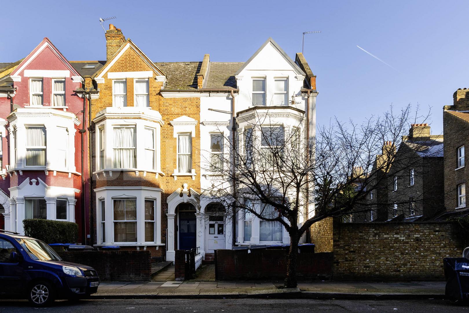 This spacious studio apartment is now available to let on the 1st floor of a well-maintained building in Kilburn Callcott Road, London, NW6 (Council tax, gas and water included),  London