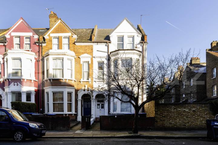 This spacious studio apartment is now available to let on the 1st floor of a well-maintained building in Kilburn Callcott Road, London, NW6 (Council tax, gas and water included),  London