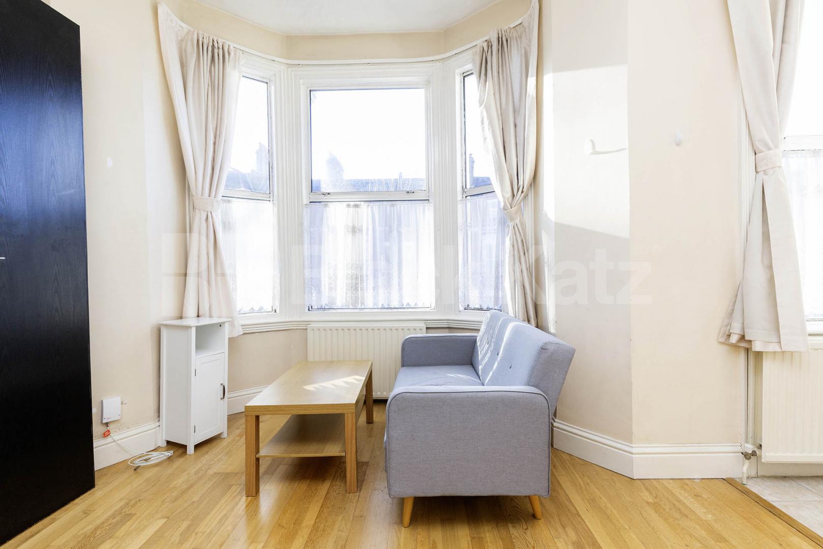 This spacious studio apartment is now available to let on the 1st floor of a well-maintained building in Kilburn Callcott Road, London, NW6 (Council tax, gas and water included),  London