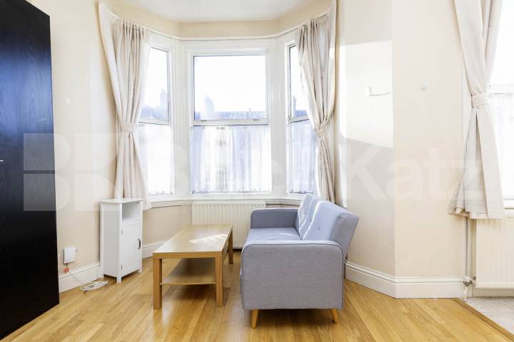 This spacious studio apartment is now available to let on the 1st floor of a well-maintained building in Kilburn Callcott Road, London, NW6 (Council tax, gas and water included),  London