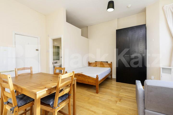 This spacious studio apartment is now available to let on the 1st floor of a well-maintained building in Kilburn Callcott Road, London, NW6 (Council tax, gas and water included),  London