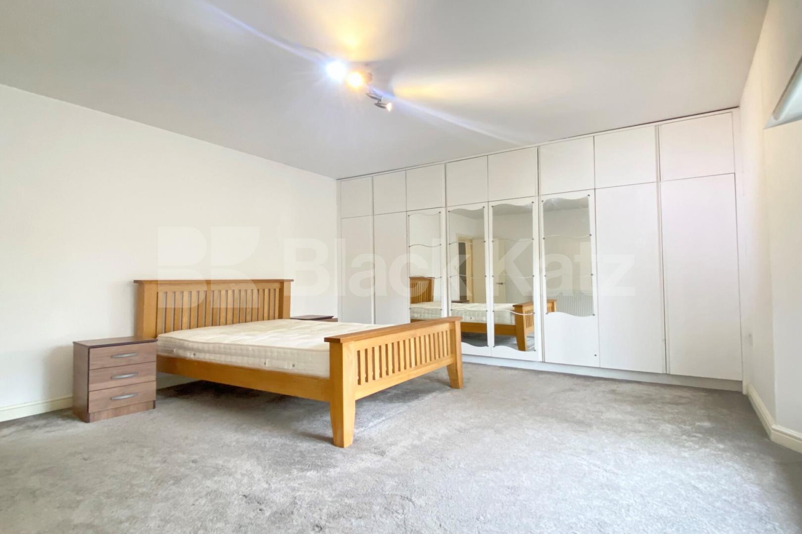 Large newly decorated 4 bed 2 bath mins to tube and shops  Hillmarton Road, Caledonian Road