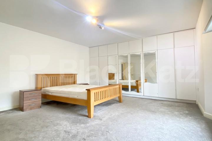 Large newly decorated 4 bed 2 bath mins to tube and shops  Hillmarton Road, Caledonian Road