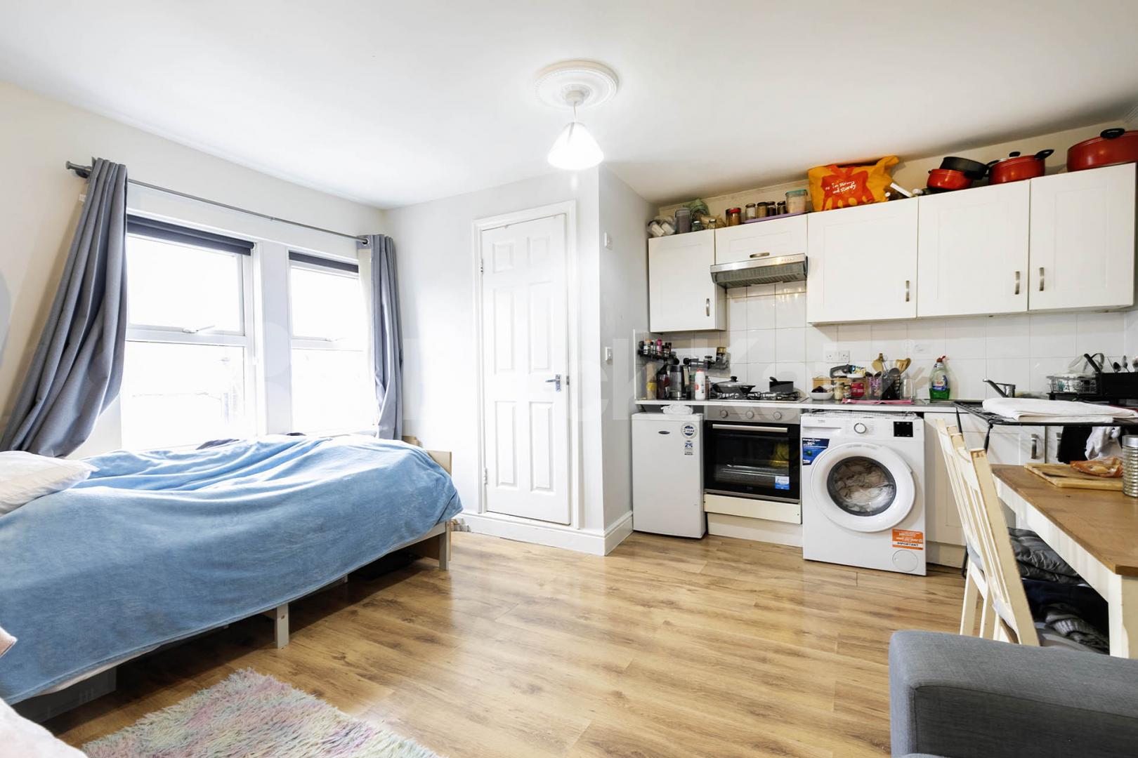 A spacious and bright studio apartment is available immediately on Fordwych Road, NW2 Fordwych Road, London, NW2 (Water bill included),  London