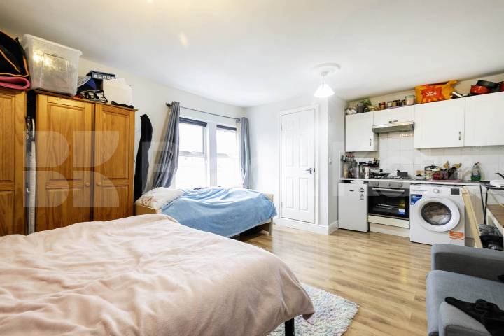 A spacious and bright studio apartment is available immediately on Fordwych Road, NW2 Fordwych Road, London, NW2 (Water bill included),  London