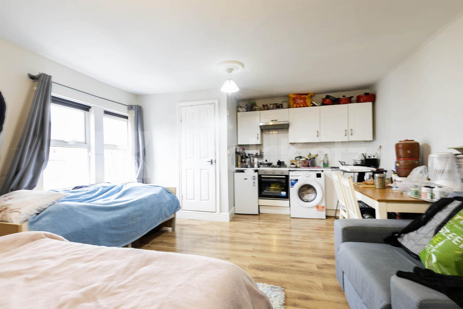 A spacious and bright studio apartment is available immediately on Fordwych Road, NW2 Fordwych Road, London, NW2 (Water bill included),  London