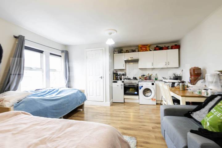 A spacious and bright studio apartment is available immediately on Fordwych Road, NW2 Fordwych Road, London, NW2 (Water bill included),  London