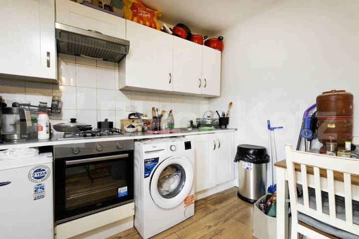 A spacious and bright studio apartment is available immediately on Fordwych Road, NW2 Fordwych Road, London, NW2 (Water bill included),  London