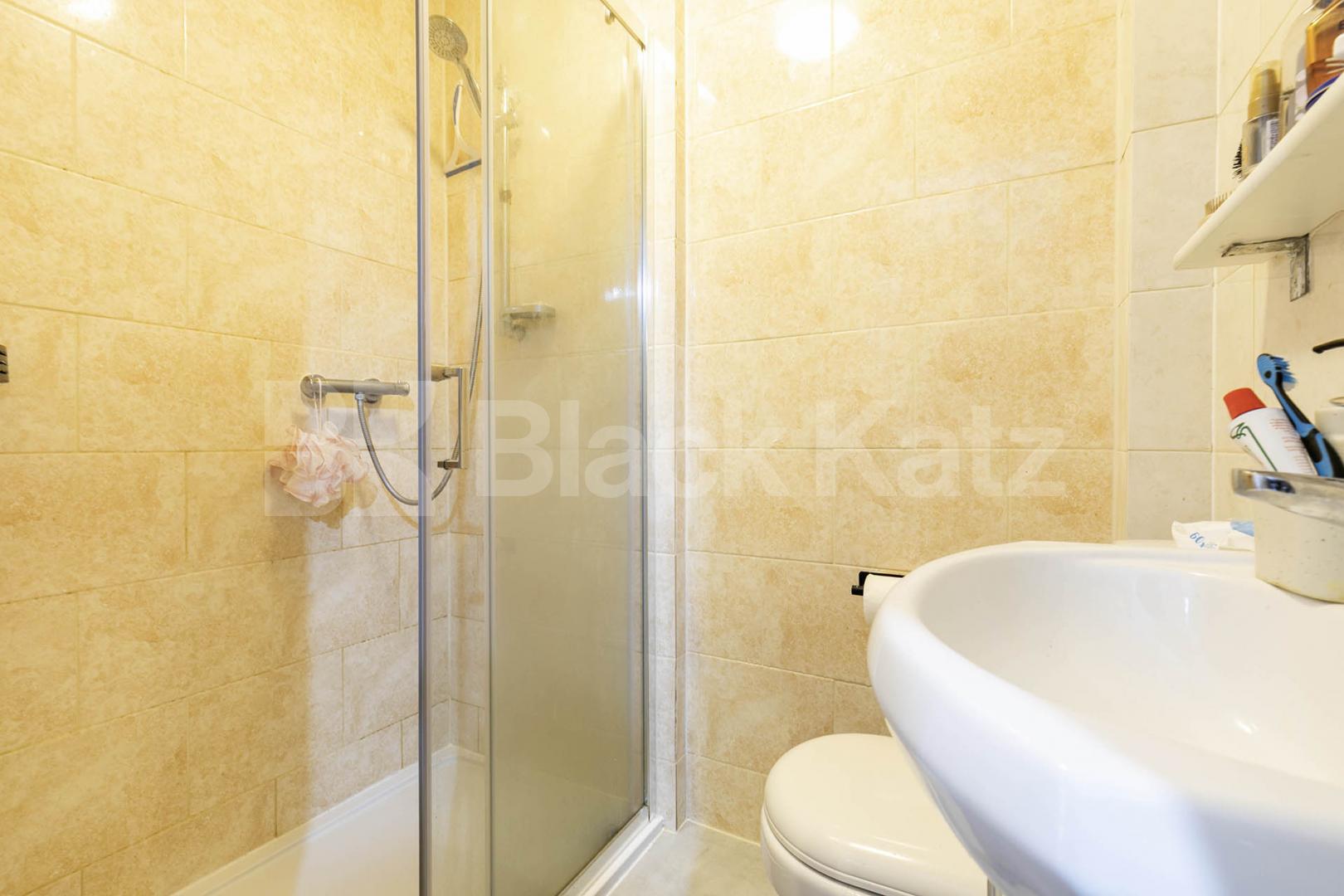 A spacious and bright studio apartment is available immediately on Fordwych Road, NW2 Fordwych Road, London, NW2 (Water bill included),  London