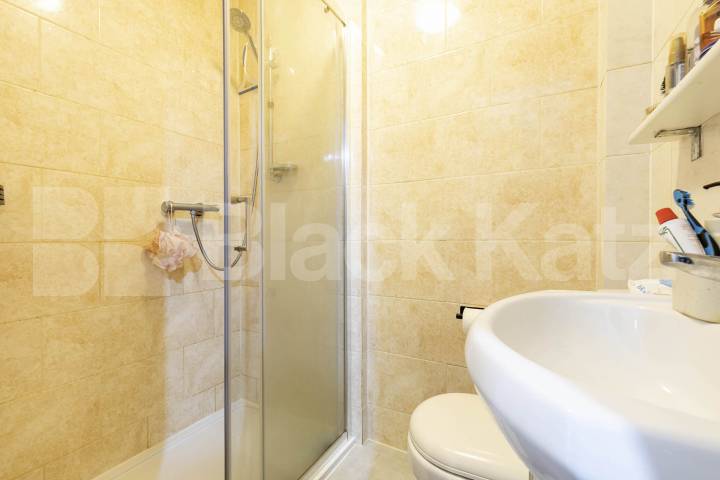 A spacious and bright studio apartment is available immediately on Fordwych Road, NW2 Fordwych Road, London, NW2 (Water bill included),  London