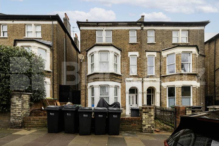 A spacious and bright studio apartment is available immediately on Fordwych Road, NW2 Fordwych Road, London, NW2 (Water bill included),  London