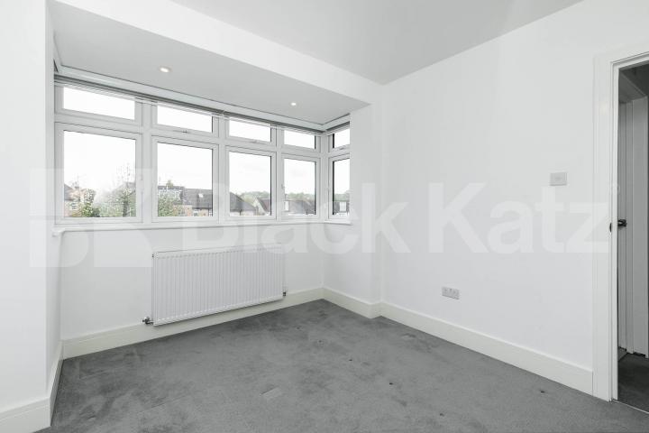 Stunning 5-Bedroom Family Home to Let in Southgate Osidge Lane, Southgate 