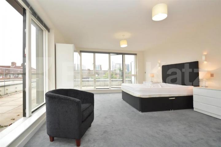 Duplex 3 bedroom 2 bathroom property with terrace and floor to ceiling windows Heneage Street , Whitechapel