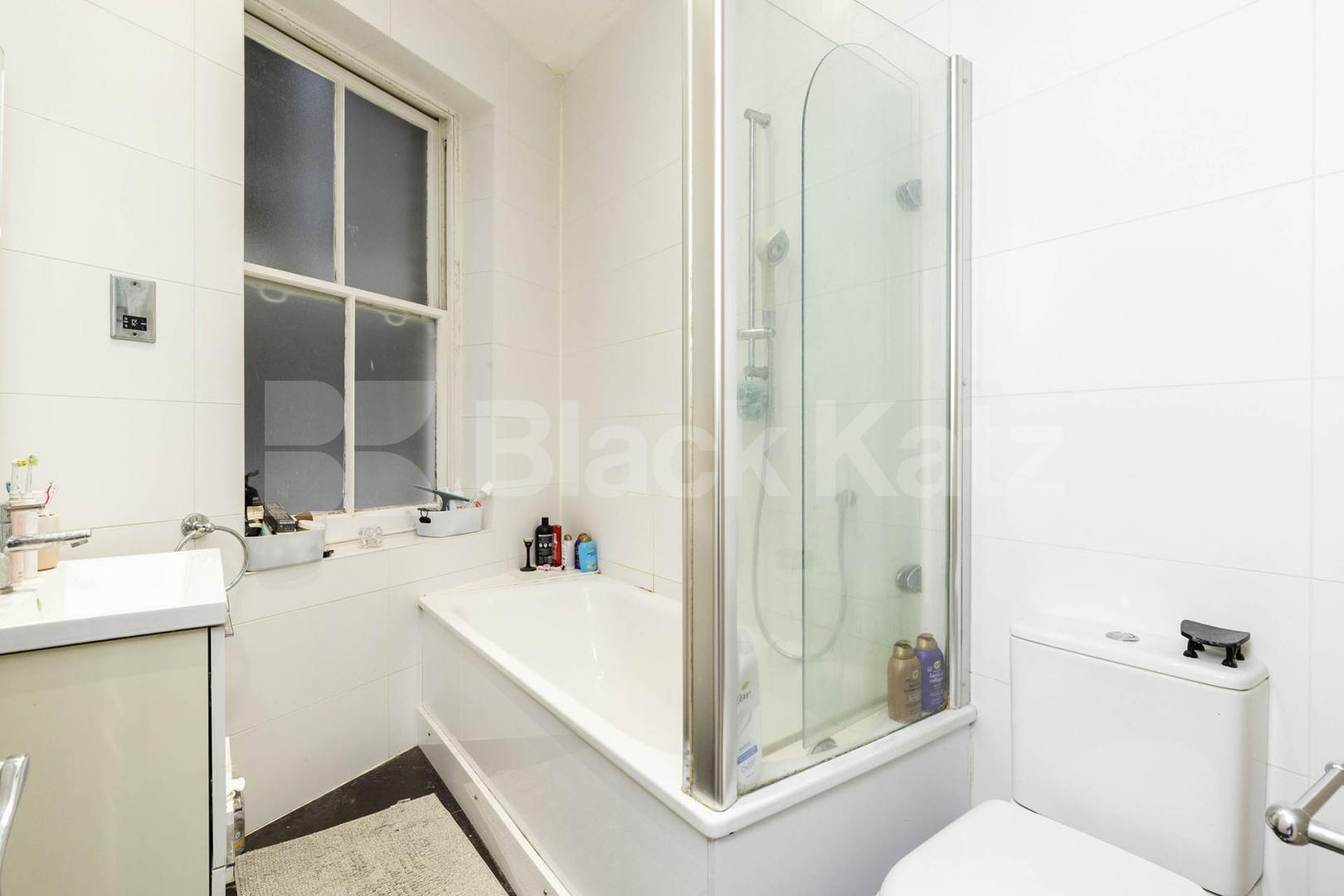 Beautiful three double bedroom property situated in the finest of areas Biddulph Mansions, Elgin Avenue, Maida Vale