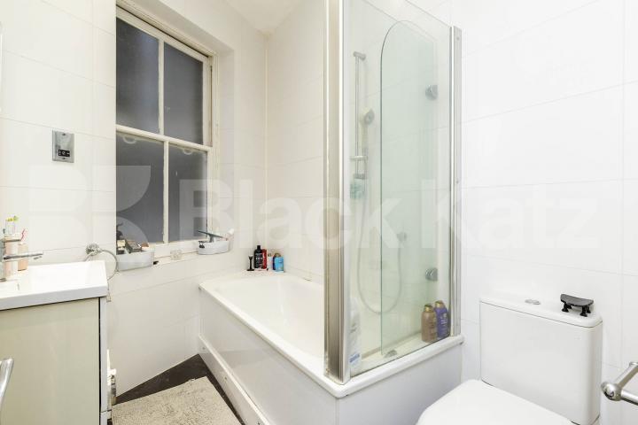 Beautiful three double bedroom property situated in the finest of areas Biddulph Mansions, Elgin Avenue, Maida Vale