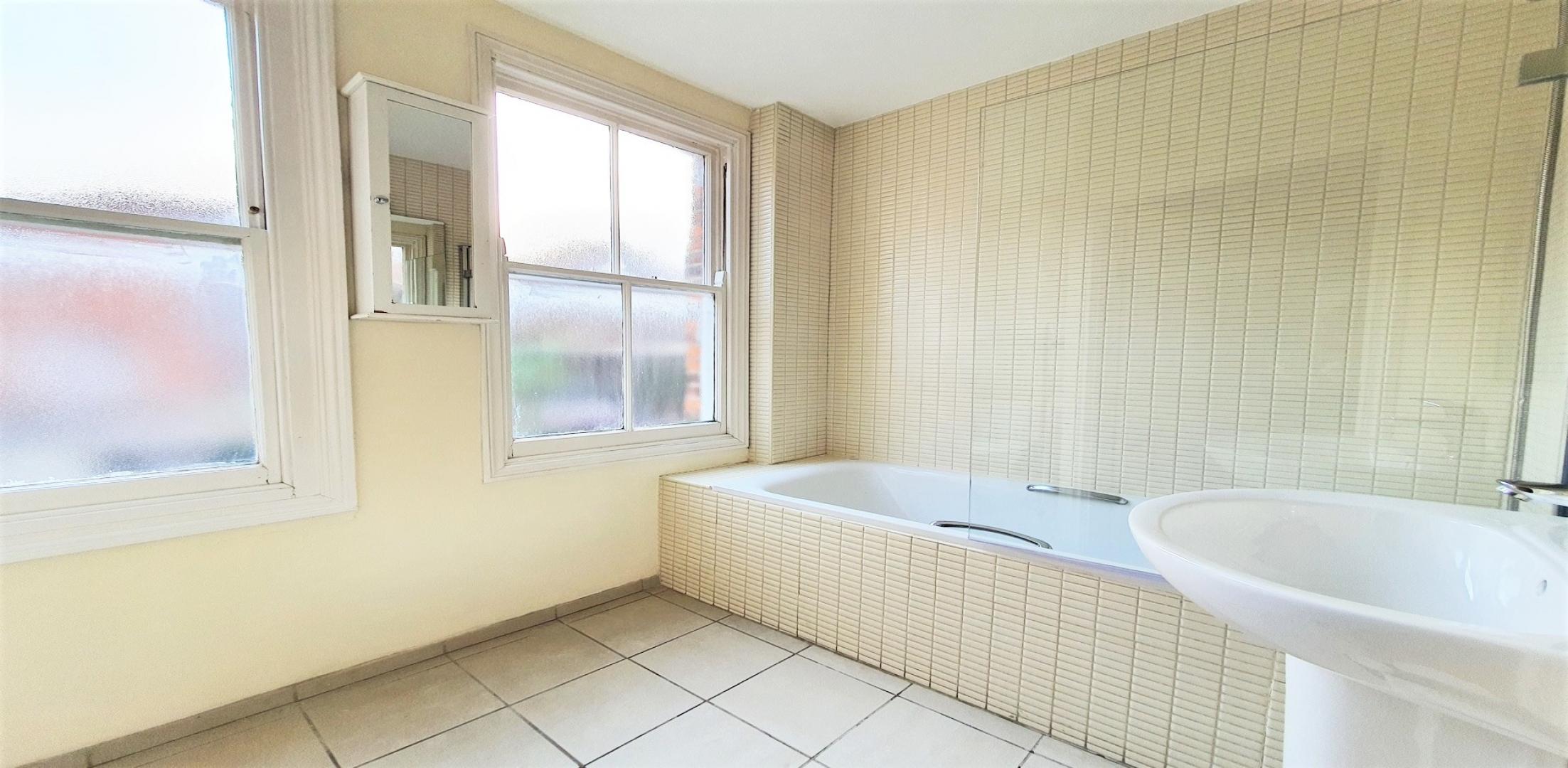 			3 Bedroom, 1 bath, 1 reception Flat			 Ebbsfleet Road , KILBURN
