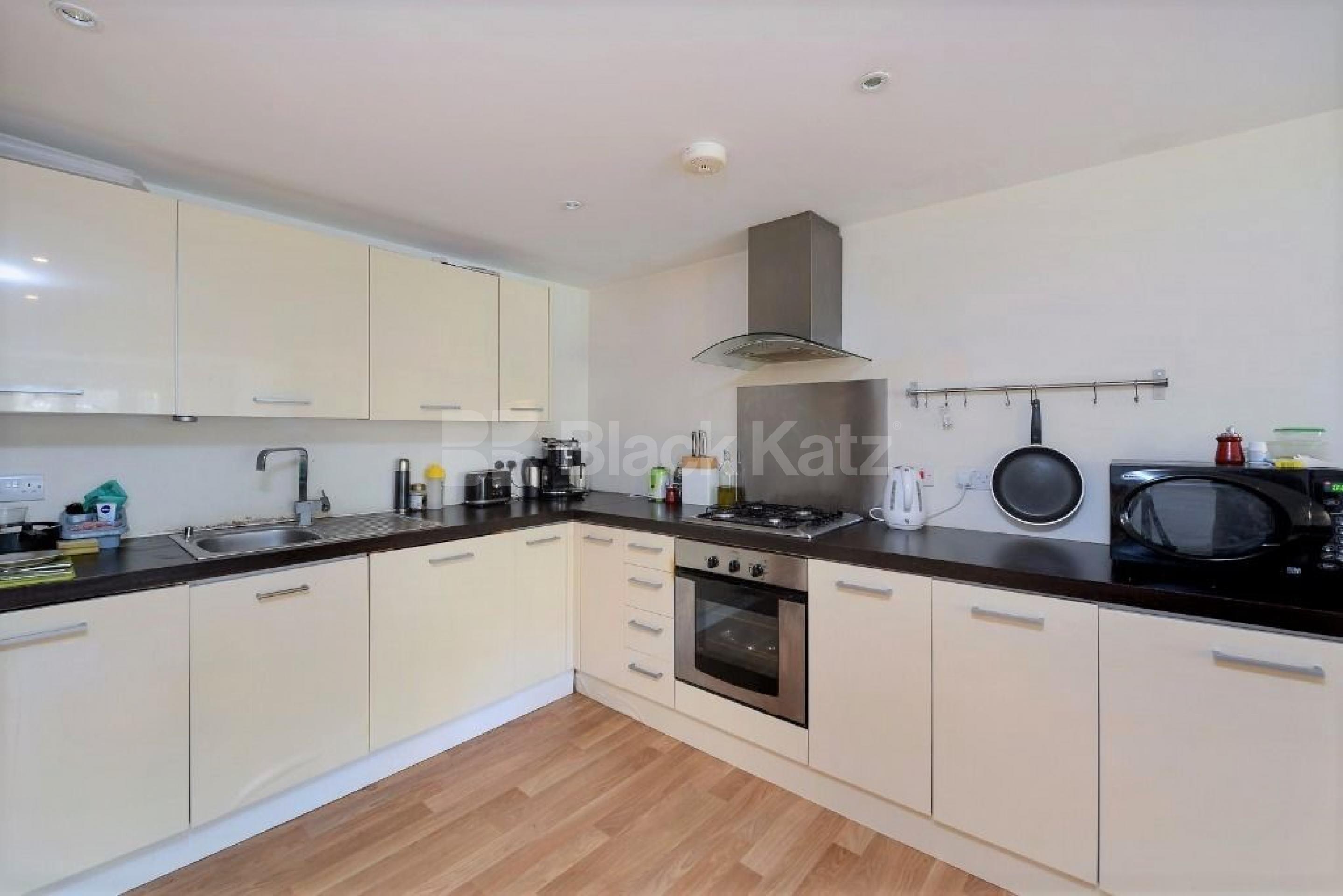 			MODERN 4 BEDROOM FLAT RIGHT BY MILE END TUBE STATION, 4 Bedroom, 1 bath, 1 reception Apartment			 Maplin Street, MILE END E3