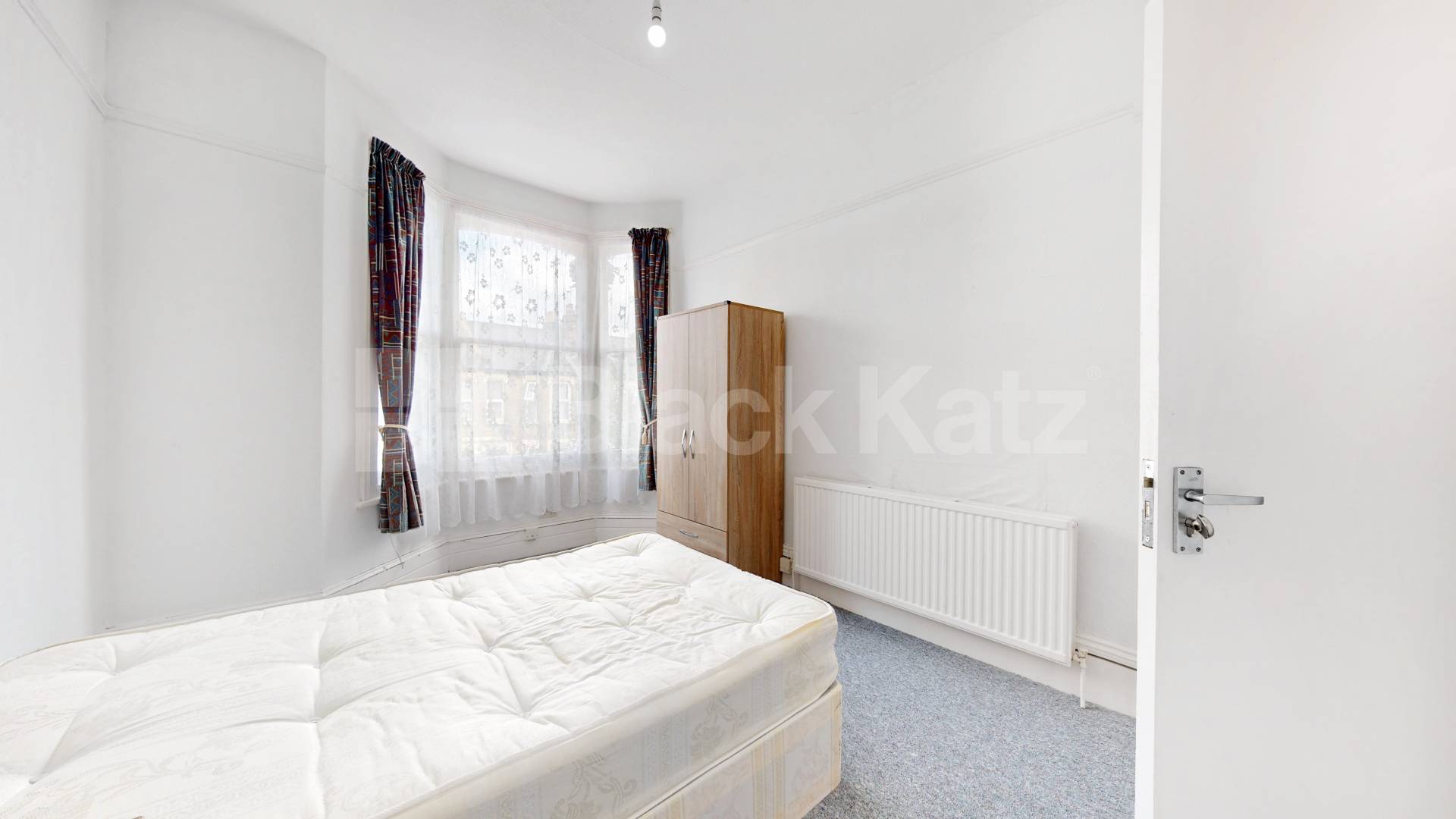 2 bedroom perfect for shares close to a Piccadilly line Sydney Road, Turnpike Lane 