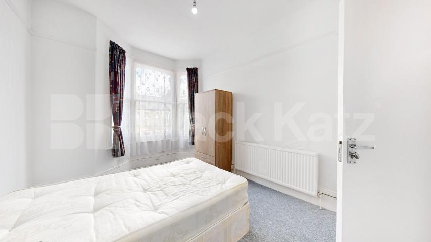 2 bedroom perfect for shares close to a Piccadilly line Sydney Road, Turnpike Lane 