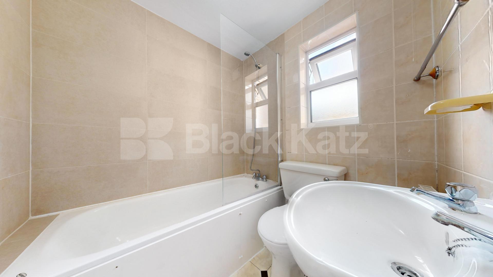 2 bedroom perfect for shares close to a Piccadilly line Sydney Road, Turnpike Lane 