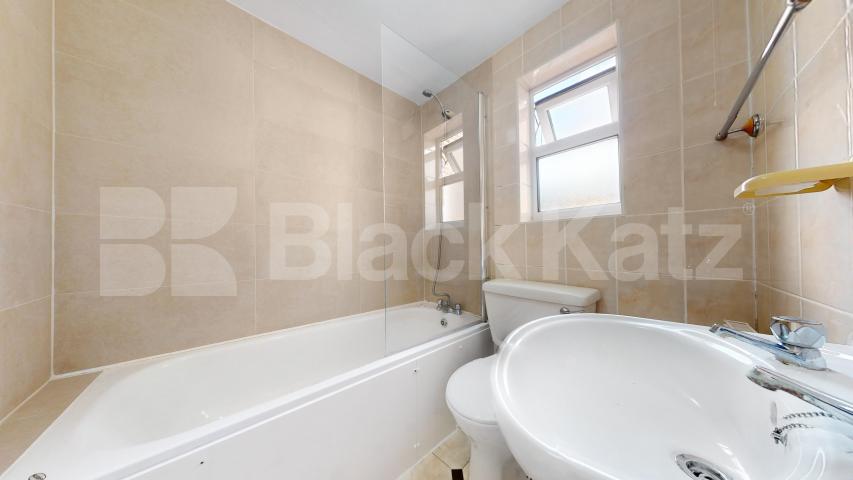 2 bedroom perfect for shares close to a Piccadilly line Sydney Road, Turnpike Lane 
